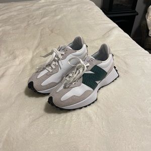 New Balance 327 Sneakers
